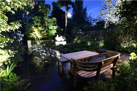 Offri volume e dinamismo al tuo giardino con la corretta illuminazione