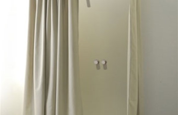 Una tenda in lino per il bagno: da Colacril