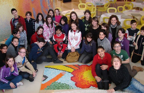 A SCUOLA DI MOSAICO CON TREND: il murale degli studenti prende forma